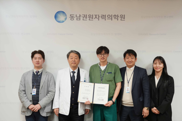 해외의사연수 과정 수료 단체 기념사진(왼쪽 두 번째 이창훈 동남궈원자력의학원장). 동남권원자력의학원 제공