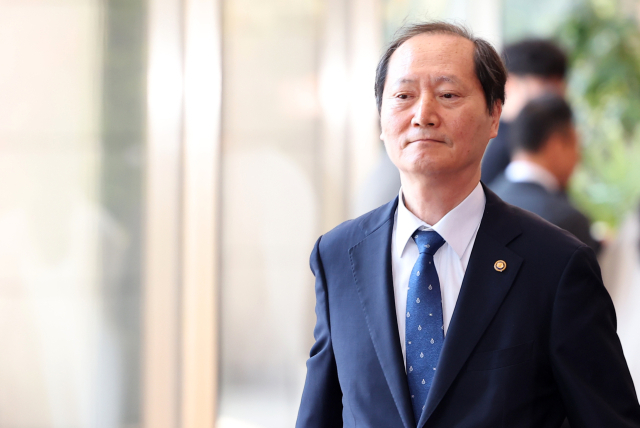 헌법재판관 후임으로 지명된 이완규 법제처장이 8일 정부서울청사에서 열린 국무회의를 마친 뒤 청사를 나서고 있다. 연합뉴스