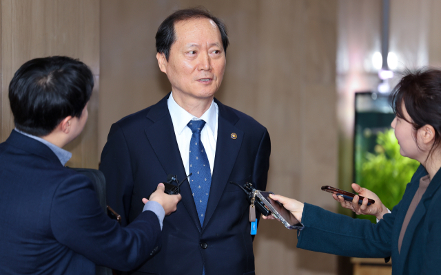 헌법재판관 후임으로 지명된 이완규 법제처장이 8일 정부서울청사에서 열린 국무회의를 마친 뒤 청사를 나서며 이와 관련된 취재진 질문에 답하고 있다. 연합뉴스