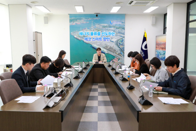 울산항만공사(UPA)는 공사 2층 혁신회의실에서 ‘울산항 물동량 확대 추진팀’의 첫 회의를 열고 미국 정부의 상호관세 정책 발효에 따른 대응책 마련에 들어갔다. UPA 제공