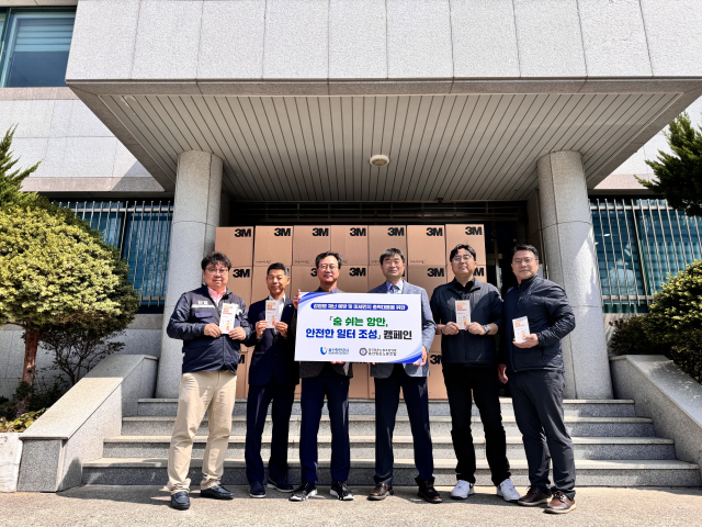 울산항만공사 정순요 운영부사장(왼쪽 세 번째)과 울산항운노동조합 박규순 위원장(네 번째)이 사고 없는 울산항 조성을 위해 결의를 다짐했다. UPA 제공