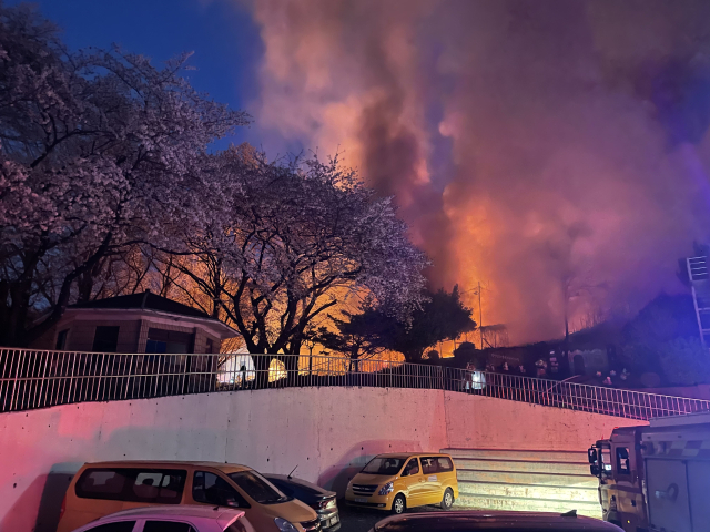 8일 오후 7시 5분께 부산 부산진구 개금동의 한 재활용센터에서 불이 났다. 부산소방재난본부 제공