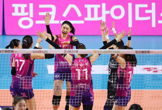 8일 인천 삼산월드체육관에서 열린 프로배구 V리그 여자부 챔피언결정전 흥국생명과 정관장의 5차전 경기. 흥국생명 김연경이 득점 후 동료들과 기뻐하고 있다. 연합뉴스