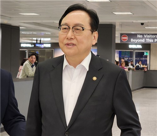 정인교 통상교섭본부장이 8일(현지시간) 미국 워싱턴을 방문해 취재진과 문답하고 있다. 연합뉴스