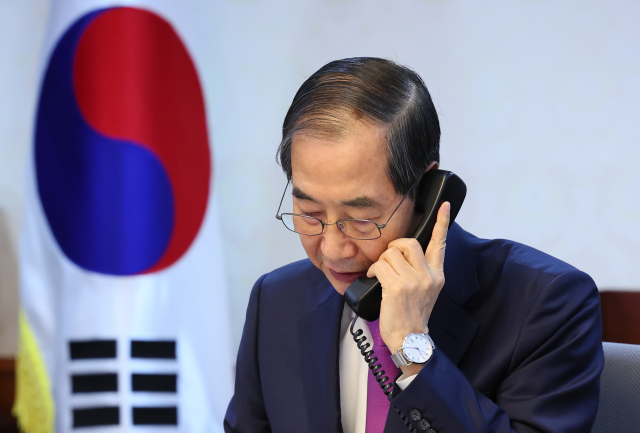 한덕수 대통령 권한대행 국무총리가 8일 정부서울청사에서 도널드 트럼프 미국 대통령과 전화 통화를 하고 있다. 연합뉴스