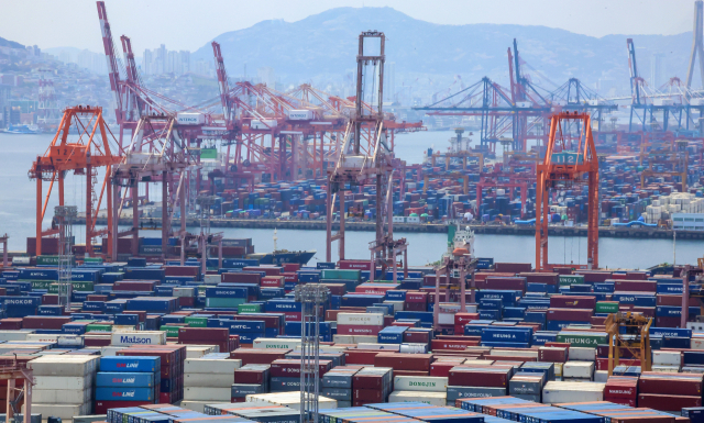 도널드 트럼프 미국 행정부의 전 세계 대상 상호관세가 한국시간으로 9일 오후 1시 기준으로 발효되자 부산 남구 신선대부두에서 관세 발효시간전에 수출입 컨테이너 선적 및 하역작업이 분주히 진행되고 있다. 김종진 기자 kjj1761@