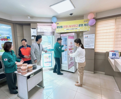 오은택 부산 남구청장(오른쪽에서 두 번째)이 용당동 '온정나눔 냉장고'를 점검하고 있다.