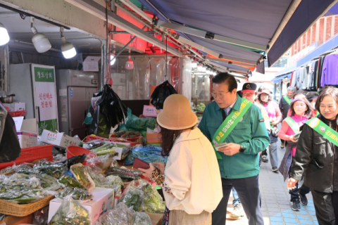 김진홍 부산 동구청장이 수정시장에서 상인 및 시민들에게 산불예방 리플렛을 전달하고 있다.
