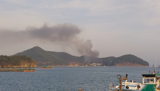8일 오후 5시 10분께 고성군 자란도 내 공사현장에서 불이 났다. 고성소방서 제공