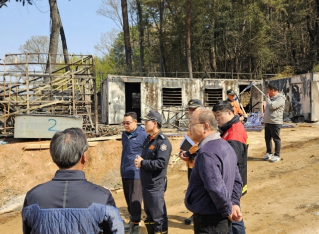고성소방서 김성수 서장이 9일 오전 자란도 화재 현장을 점검하고 있다. 고성소방서 제공