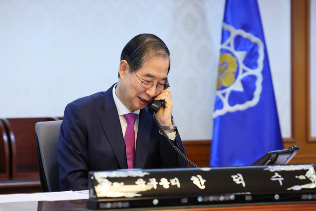 한덕수 대통령 권한대행 국무총리가 8일 정부서울청사 집무실에서 도널드 트럼프 미국 대통령과 전화 통화를 하고 있다. 연합뉴스