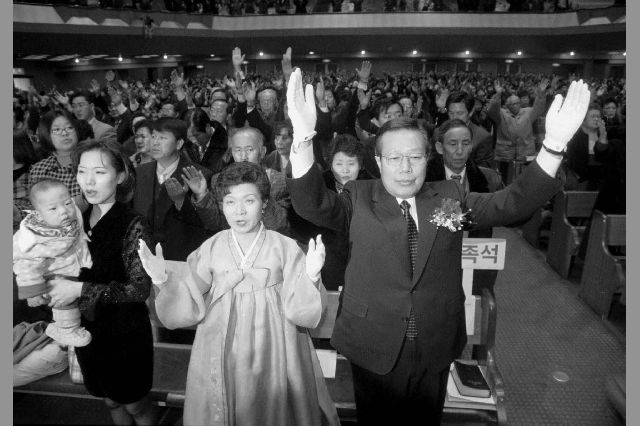 김신조씨 목사 안수 1968년 1월 21일 북한 특수요원으로 남파됐다 귀순한 공비의 대명사 김신조 씨가 29년만인 1997년 1월 22일 오전 서울 성락교회에서 부인 최정화씨, 며느리, 손녀와 함께 목사 안수 예배를 보고 있다. 연합뉴스