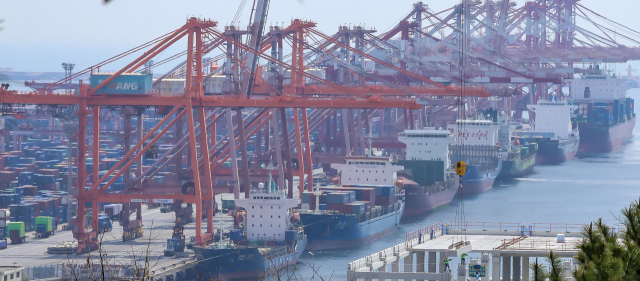 대미 수출의 최대 관문인 부산항 선사·운영사들이 관세 발효 이전에 선적하기 위해 스케줄을 재검토하는 등 리스크 방어에 총력을 기울이고 있다. 사진은 9일 부산항 전경. 김종진 기자 kjj1761@