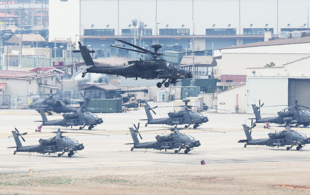 9일 경기도 평택시 캠프 험프리스에서 아파치 헬기가 기동하고 있다. 도널드 트럼프 미국 대통령은 8일 한덕수 대통령 권한대행 국무총리와의 통화에서 한국의 방위비 분담금(주한미군 주둔비용 중 한국의 부담액) 증액을 위한 재협상을 시사했다. 연합뉴스