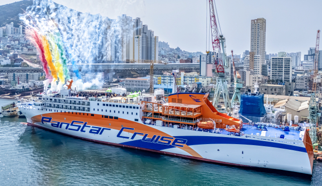 9일 팬스타 미라클호가 본격 출항하기 전 명명식을 열어 내부를 공개했다. 5성급 호텔 수준의 내부 객실(맨 위), 야외 수영장, 메인 로비로 채워져 있다. 김종진 기자 kjj1761@