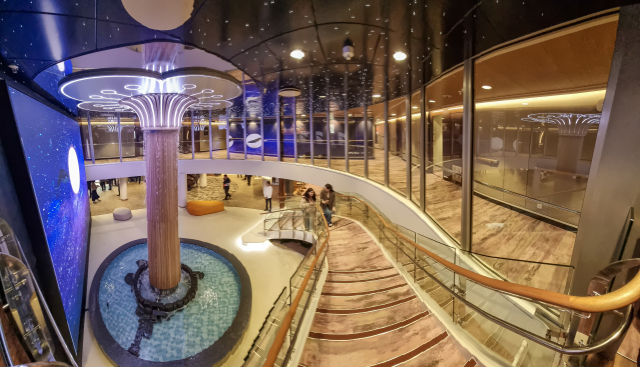 5성급 호텔 수준의 내부 객실, 야외 수영장, 메인 로비로 채워져 있다.(위에서부터) 김종진 기자 kjj1761@