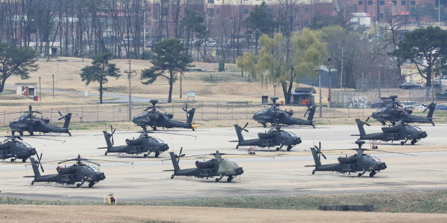 9일 경기도 평택시 캠프 험프리스에 아파치 헬기가 계류되어 있다. 도널드 트럼프 미국 대통령은 8일 한덕수 대통령 권한대행 국무총리와의 통화에서 한국의 방위비 분담금(주한미군 주둔비용 중 한국의 부담액) 증액을 위한 재협상을 시사했다. 연합뉴스
