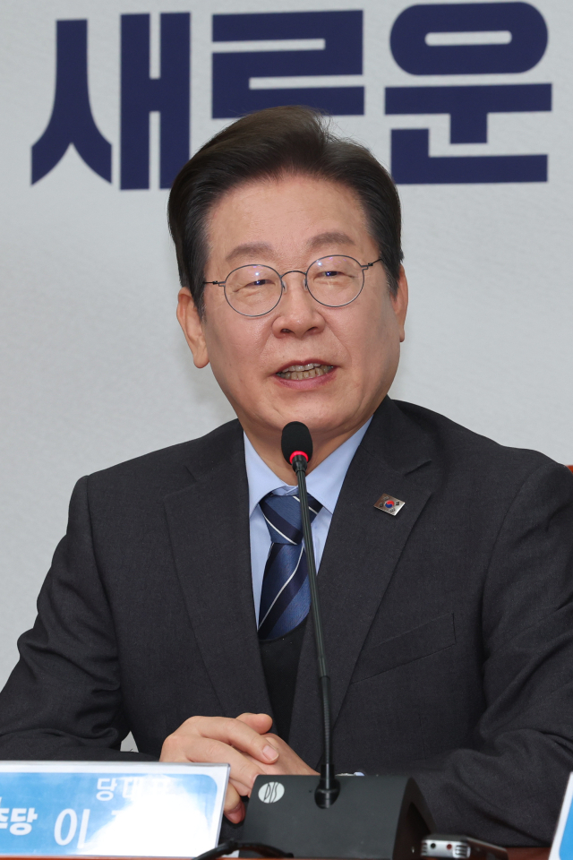 더불어민주당 이재명 대표가 9일 서울 여의도 국회에서 열린 최고위원회의에서 대권 도전을 위해 당대표직 사퇴 의사를 밝히고 있다. 연합뉴스