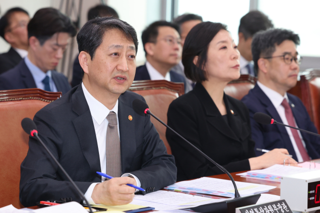 안덕근 산업통상자원부 장관이 9일 국회 산업통상자원중소벤처기업위원회 전체회의에서 미국의 관세 정책 대응과 관련한 현안질의에 답하고 있다. 연합뉴스
