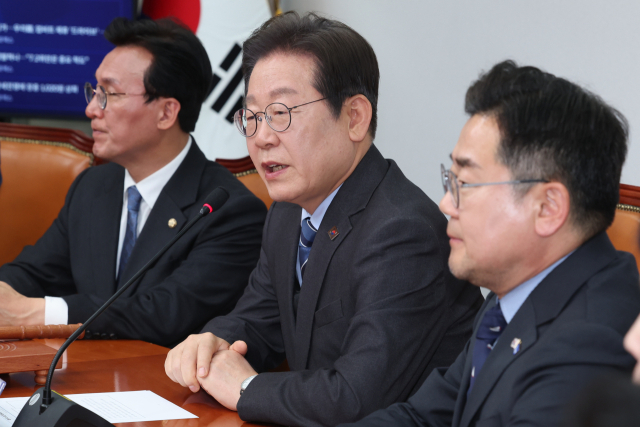 더불어민주당 이재명 대표가 9일 서울 여의도 국회에서 열린 최고위원회의에서 대권 도전을 위해 당대표직 사퇴 의사를 밝히고 있다. 연합뉴스