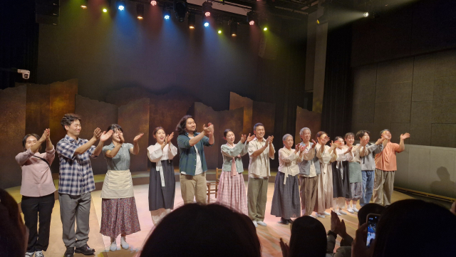 지난 8일 백양문화예술회관에서 열린 연극 '바람을 일으키는 작은 손, 부채' 커튼콜에서 출연 배우들이 관객들에게 인사하고 있다. 인사 뒤 곧바로 두 번째 막인 GV가 진행됐다. 김희돈 기자