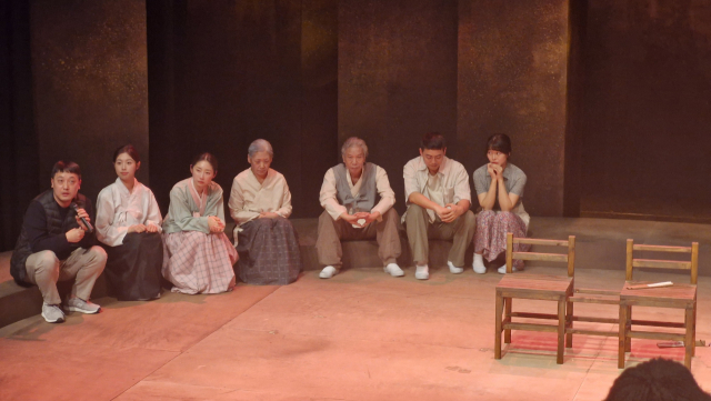 연극' 바람을 일으키는 작은 손, 부채'를 연출한 극단 따뜻한사람 허석민(맨왼쪽) 대표가 GV에서 관객 질문에 답하고 있다. 김희돈 기자