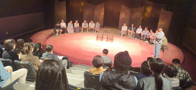 지난 8일 백양문화예술회관에서 열린 연극 '바람을 일으키는 작은 손, 부채' 공연 후 연출가와 배우가 모두 참석한 가운데 관객과의 대화가 진행되고 있다. 김희돈 기자