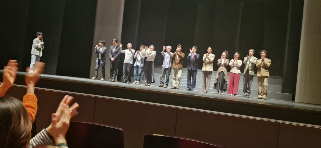 지난 9일 영화의전당 하늘연극장에서 열린 연극 '어둠상자' 공연과 GV를 마친 배우와 연출가가 관객들의 박수를 받으며 인사하고 있다. 김희돈 기자