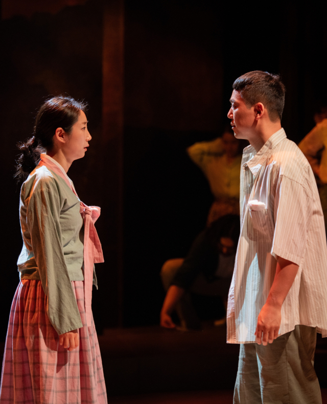 지난 8일 백양문화예술회관에서 열린 연극 '바람을 일으키는 작은 손, 부채' 공연 장면. 부산연극협회 제공