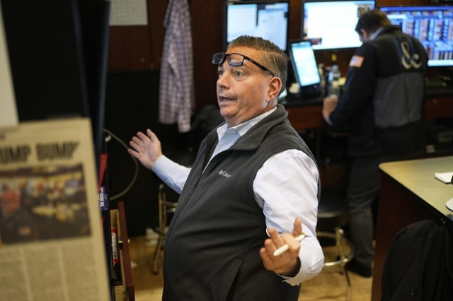 트럼프 미국 대통령이 9일(현지시간) 중국을 제외한 모든 국가에 90일간 상호관세를 유예한다고 밝힌 후 뉴욕증시가 기록적인 수준으로 폭등했다. 이날 뉴욕증권거래소의 트레이더 모습. 연합뉴스