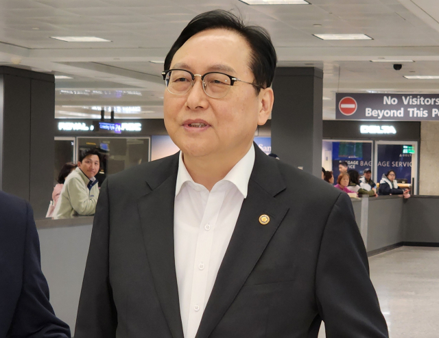 정인교 통상교섭본부장이 지난 8일(현지시간) 미국을 방문해 취재진의 질문에 답하고 있다. 연합뉴스