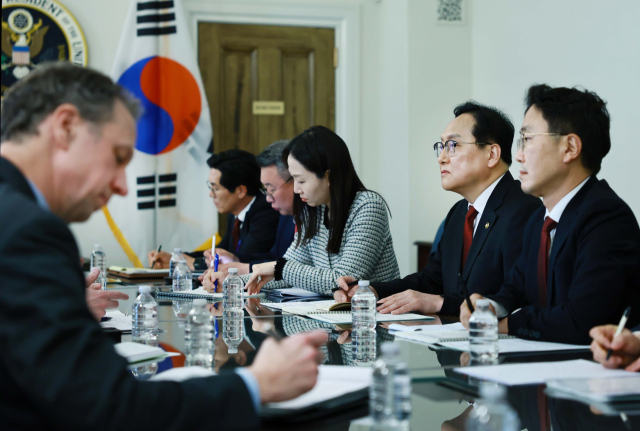 산업통상자원부 정인교 통상교섭본부장이 지난 8일(현지시간) 미국 워싱턴 DC 미국 무역대표부 회의실에서 미국 관세 조치 등 통상현안 관련 제이미슨 그리어 미국 무역대표부 대표와 면담하고 있다. 산업부 제공