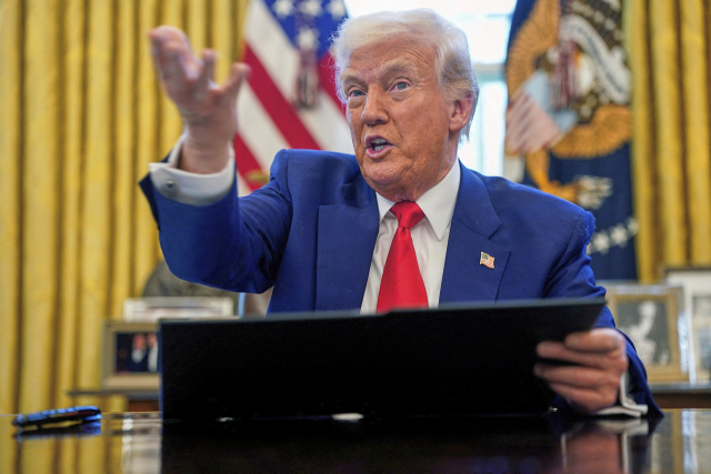 도널드 트럼프 미국 대통령이 9일(현지 시간) 워싱턴 백악관 집무실에서 행정명령에 서명하며 연설하고 있다. AP 연합뉴스