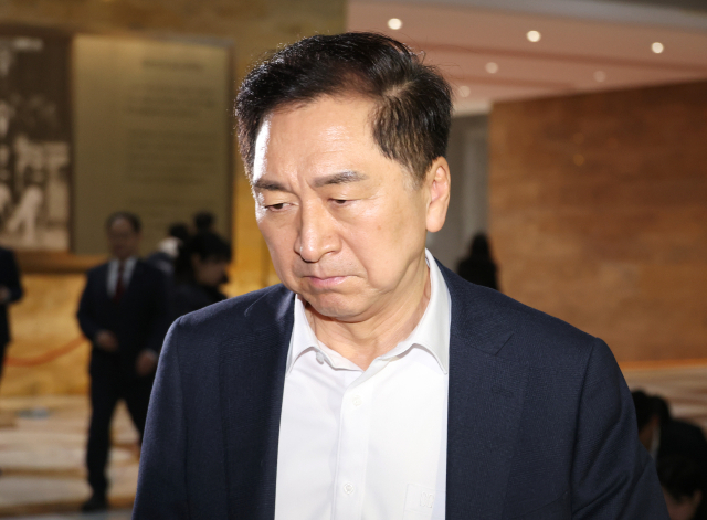 국민의힘 김기현 의원이 헌재의 윤석열 대통령 탄핵 인용이 발표된 지난 4일 서울 여의도 국회에서 열린 긴급 의원총회에 참석하고 있다. 연합뉴스