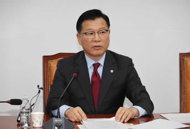 10일 서울 여의도 국회에서 국민의힘 이양수 사무총장이 대선 후보 선출 방식과 관련해 취재진 앞에서 발언하고 있다. 연합뉴스