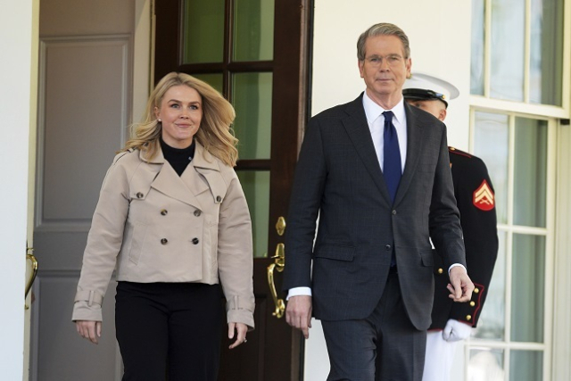 스콧 베슨트 미국 재무부 장관(오른쪽)과 캐롤라인 레빗 백악관 대변인이 4월 9일 미국 워싱턴 D.C. 백악관에서 트럼프 대통령의 관세 유예 발표에 대해 취재진과 이야기를 나누기 위해 나서고 있다. 연합뉴스