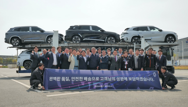9일 르노코리아 부산 물류센터에서 르노코리아 스테판 드블레즈 사장을 비롯한 내빈들이 기념사진을 촬영하고 있다.르노코리아 제공