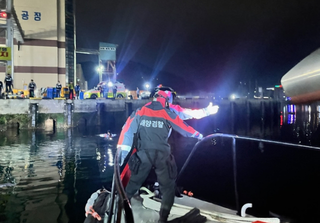 10일 오전 2시 11분 통영시 동호항 수협 냉동공장 앞 해상에 20대 남성이 추락해 해양경찰이 구조에 나섰다. 통영해양경찰서 제공