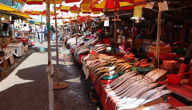 10년 간의 협의 끝에 올해 6월 말 문을 열 예정이었던 부산 중구 자갈치아지매시장이 노점상의 반발로 파행하고 있다. 지난해 5월 자갈치시장 모습. 부산일보DB