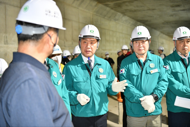 부산광역시의회 건설교통위원회 김재운(오른쪽에서 세 번째) 위원장, 박진수(맨 오른쪽) 부위원장, 이복조(가운데) 의원 등은 지난 10일 부산 사상구 사상~하단선 새벽로 땅꺼짐 사고 현장을 찾아 특별 현장점검을 실시했다. 부산시의회 제공