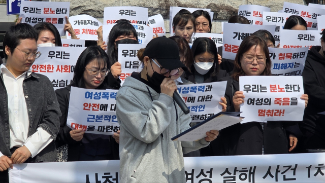 지난해 성탄절 사천시에서 피습 당한 여고생 학부모가 기자회견을 열고 딸을 추모하는 편지를 읽고 있다. 김현우 기자