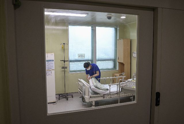 의료진이 분주하게 병실을 정리하고 있는 모습. 부산일보DB