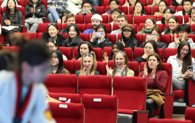 2월 28일 부산 남구 국립부경대학교 대연캠퍼스 대학극장에서 열린 2025학년도 1학기 외국인 신입생 오리엔테이션에 참가한 외국인 유학생들이 태권도 시범공연을 즐기고 있다. 연합뉴스