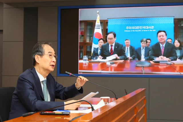 한덕수 대통령 권한대행 국무총리가 10일 정부서울청사에서 미국 도널드 트럼프 행정부의 관세 정책 대응을 위해 방미 중인 정인교(화상 화면 왼쪽) 통상교섭본부장, 조현동 주미한국대사로부터 화상으로 상황 보고를 받으며 발언하고 있다. 국무총리실 제공