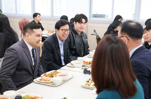 박형준 부산시장이 지난 1일 동의대 구내식당에서 학생들과 점심 식사를 하며 대화를 나누고 있다. 부산일보DB