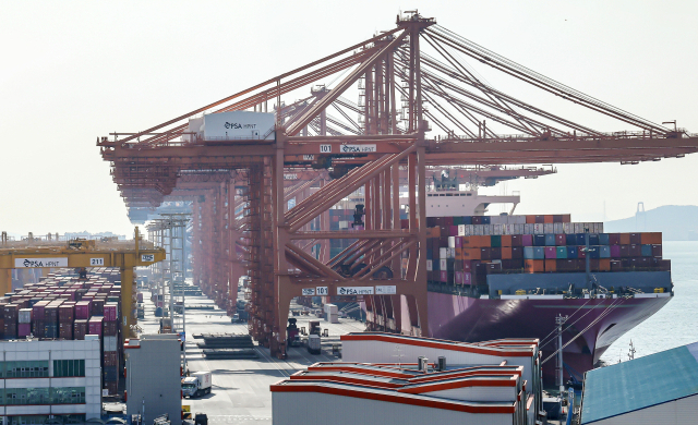 도널드 트럼프 미국 대통령이 중국을 제외한 모든 국가에 대해 상호 관세를 90일간 유예하겠다고 밝힌 가운데 10일 오후 부산항 신항 컨테이너부두에서 수출 선박에 대한 선적 작업이 진행되고 있다. 김종진 기자 kjj1761@