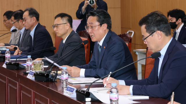 강도형(오른쪽 두 번째) 해양수산부 장관이 지난 9일 정부세종청사 해수부 대회의실에서 열린 ‘해양 사고 인명피해 저감 TF 2차 회의’에서 인사말을 하고 있다. 해수부 제공