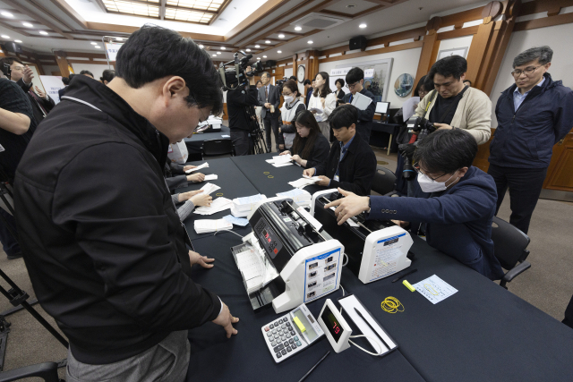 10일 경기 과천시 중앙선거관리위원회에서 열린 제21대 대통령선거 투·개표 시연회에서 선관위 관계자가 투표지 심사계수기를 이용해 개표 과정 시연을 하고 있다. 연합뉴스