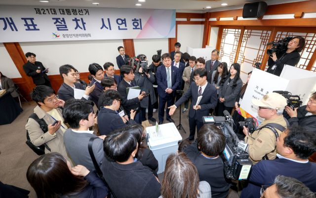 10일 과천 중앙선거관리위원회에서 열린 '제21대 대통령선거 투·개표 절차 시연회'에서 선관위 관계자들이 사전투표 및 선거일 투표 시연을 하고 있다. 연합뉴스