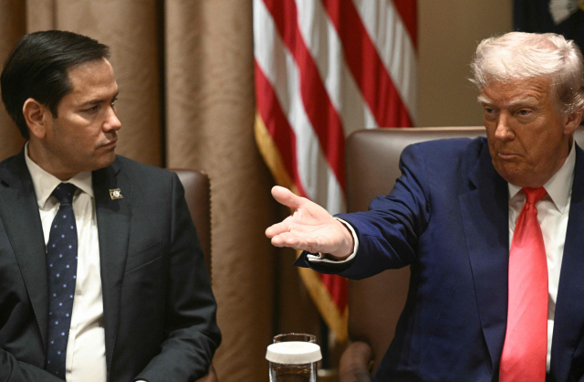 도널드 트럼프 미국 대통령이 10일(현지시간) 워싱턴 DC 백악관 내각 회의실에서 마르코 루비오 국무장관이 참석한 가운데 연설하고 있다. AFP 연합뉴